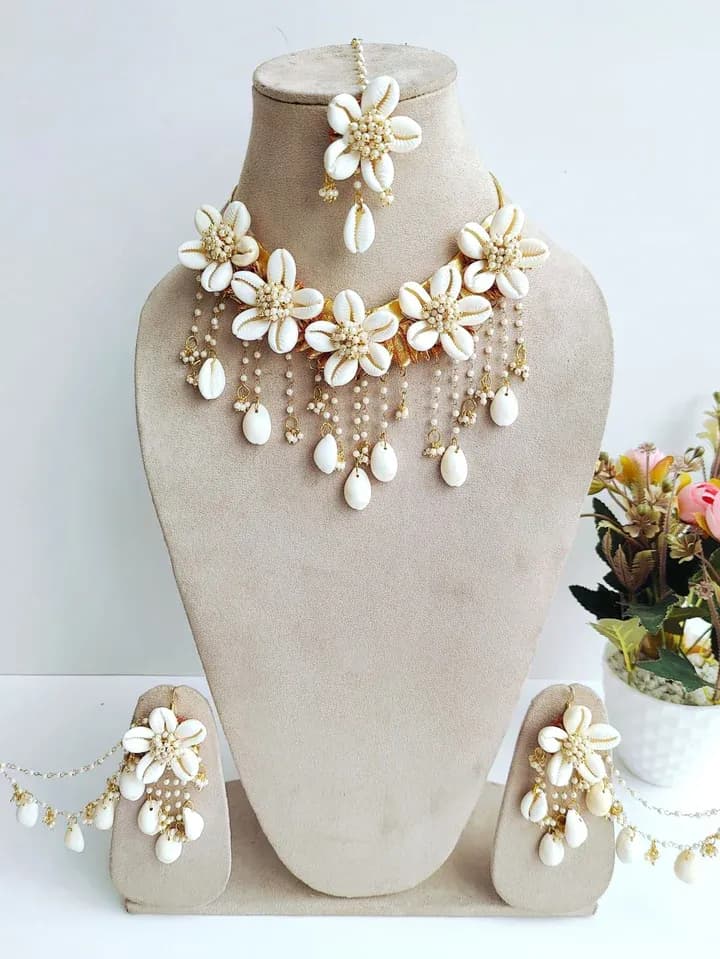 White Cowrie Sea Shell Flower Jewellery Set