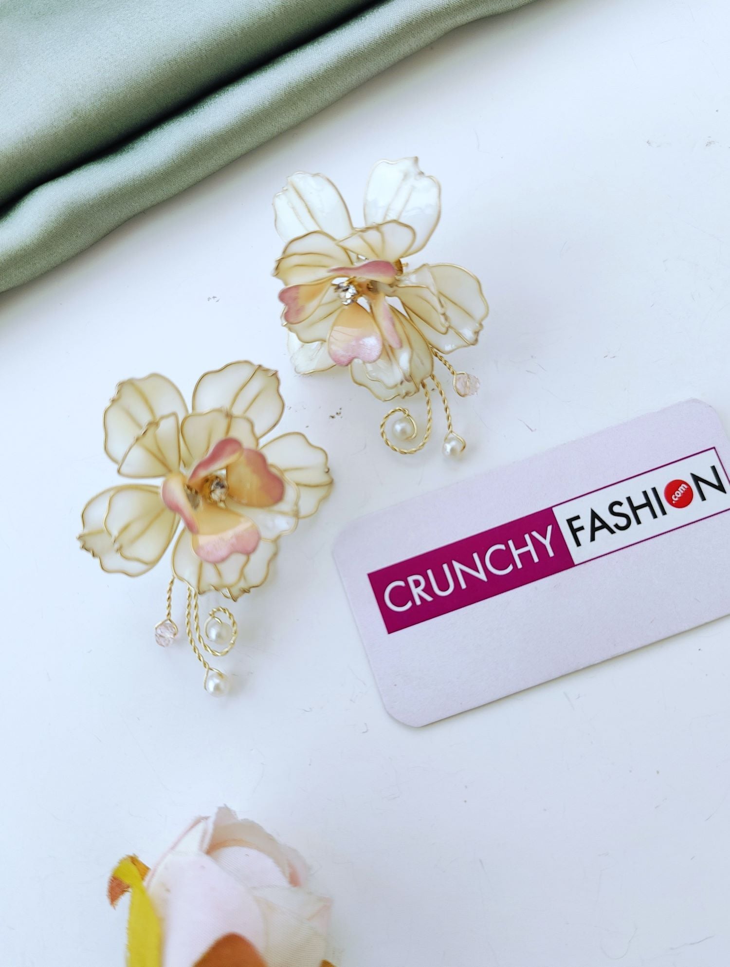 Off-White Rose Resin Necklace Set for Women