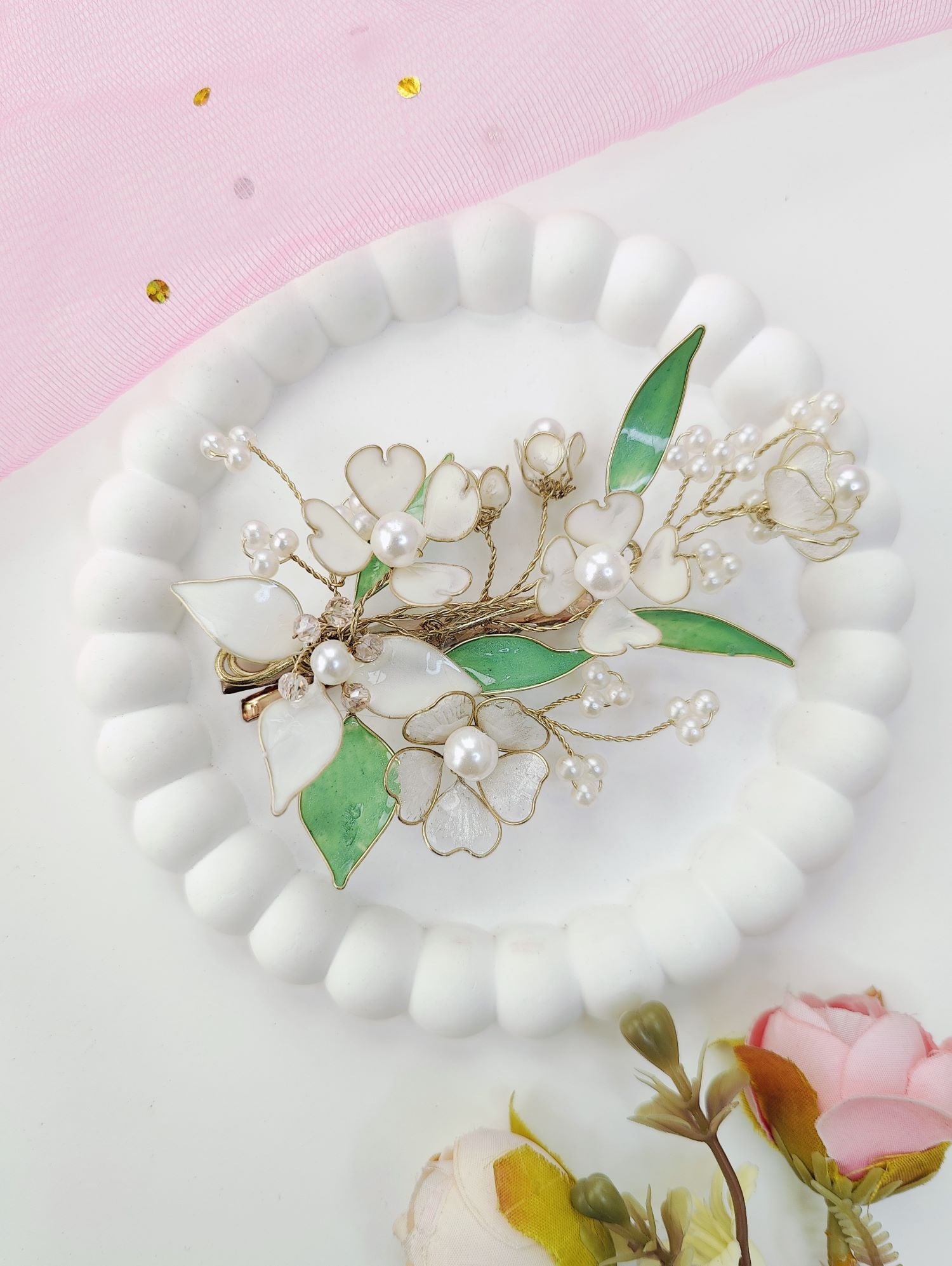 White Floral Resin Hair Pins for Wedding Elegance