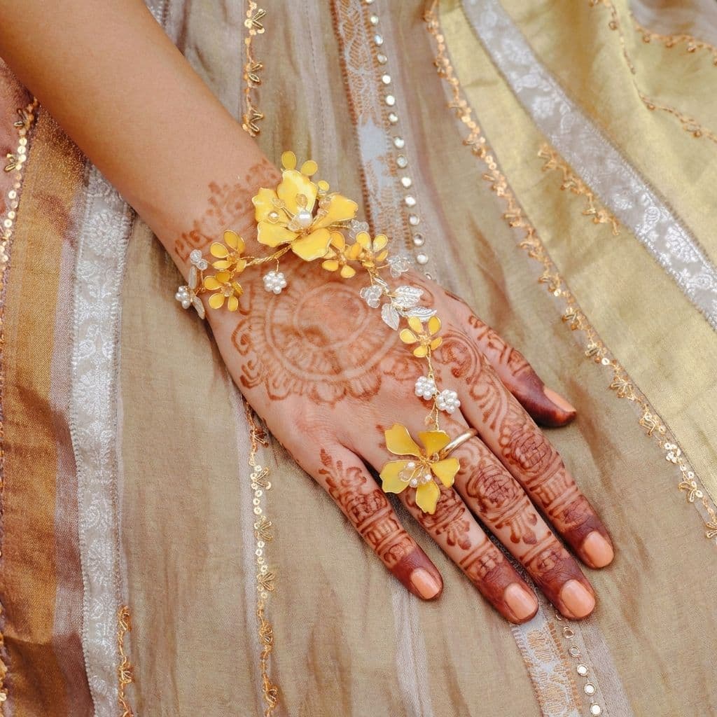 Exquisite Resin Flower Hand Harness Hathphool - Handmade Ornamental Custody