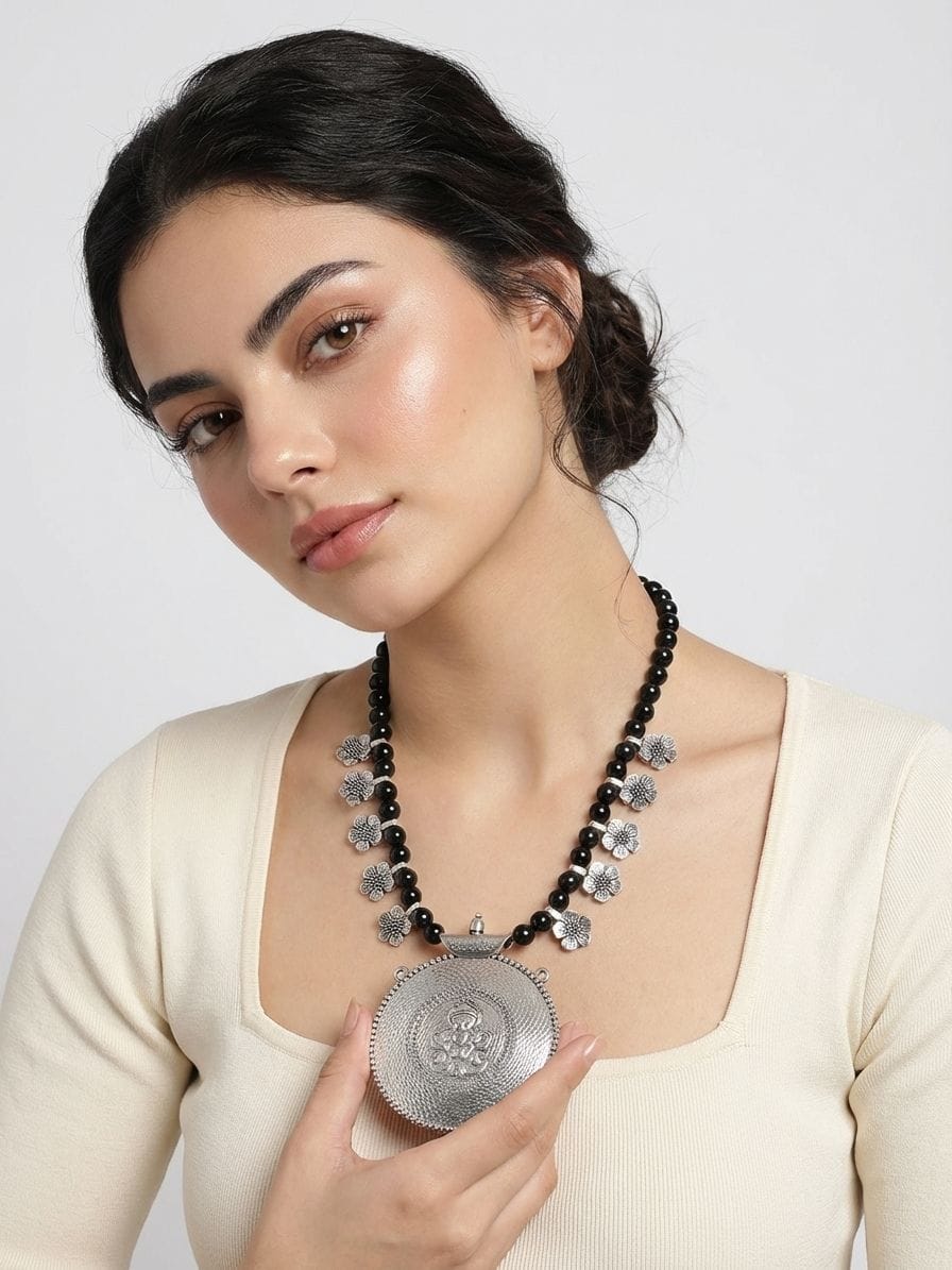 Handcrafted Metal Treasures: Asymmetric Pearl Necklace Set for Fashionable Everyday Women