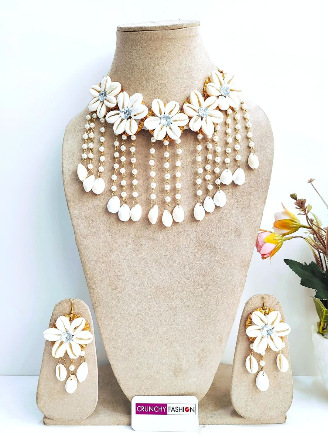 White Floral Cowrie Shell Jewellery Set for Bridal Wear
