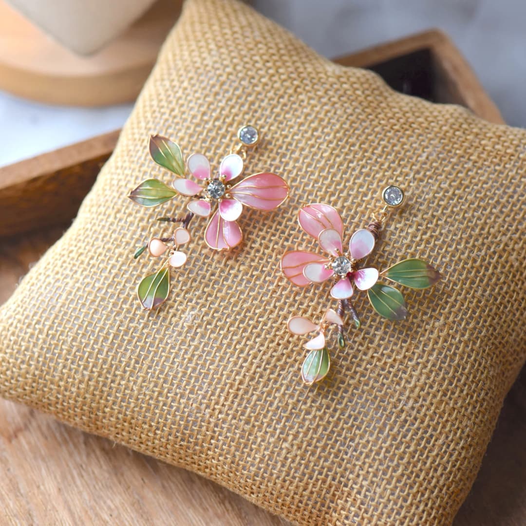 Floral Finesse Copper Resin Earrings: Lightweight & Chic Pair for Women