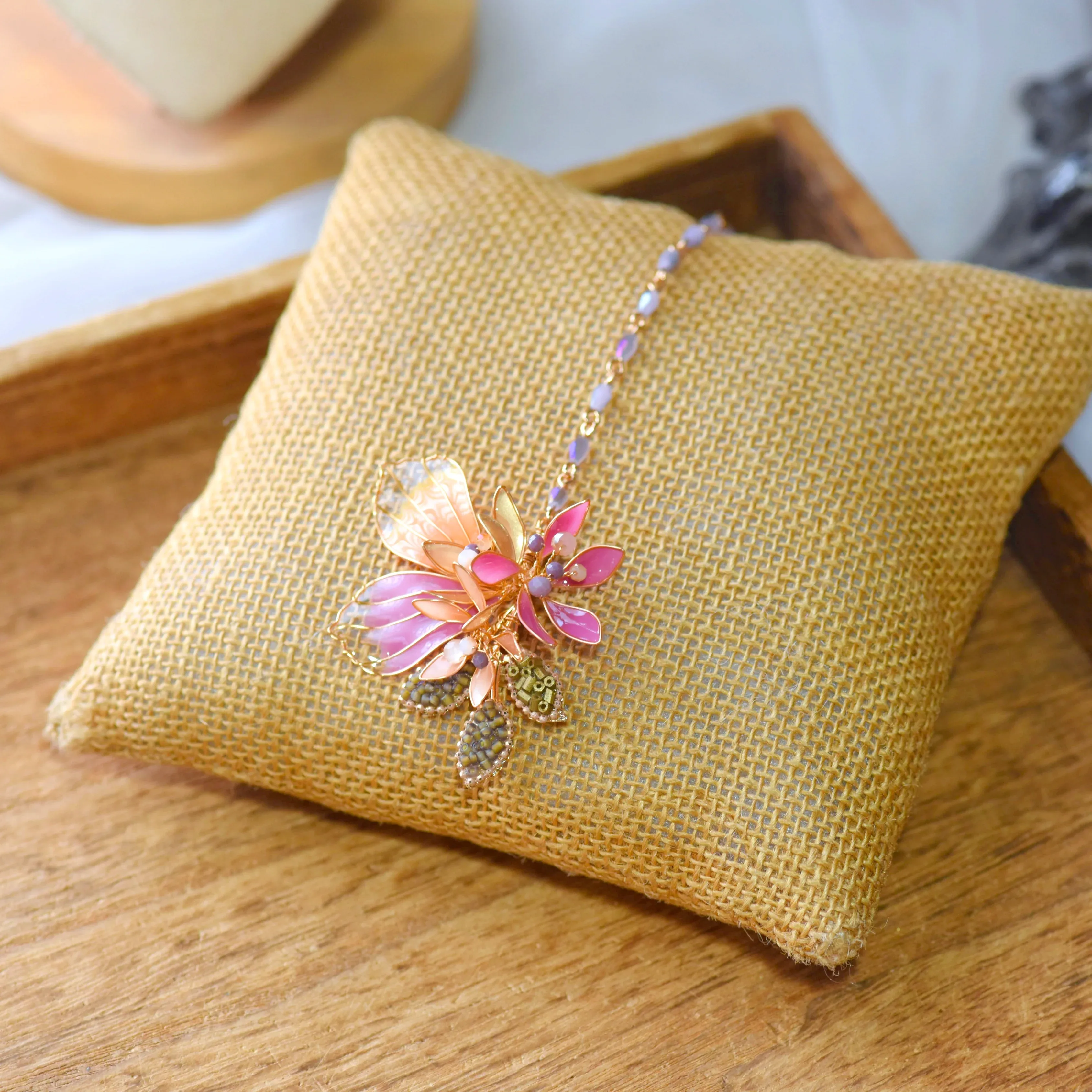 Handcrafted Resin Maang Tikka: Lightweight Designer Pearl-Floral Fusion