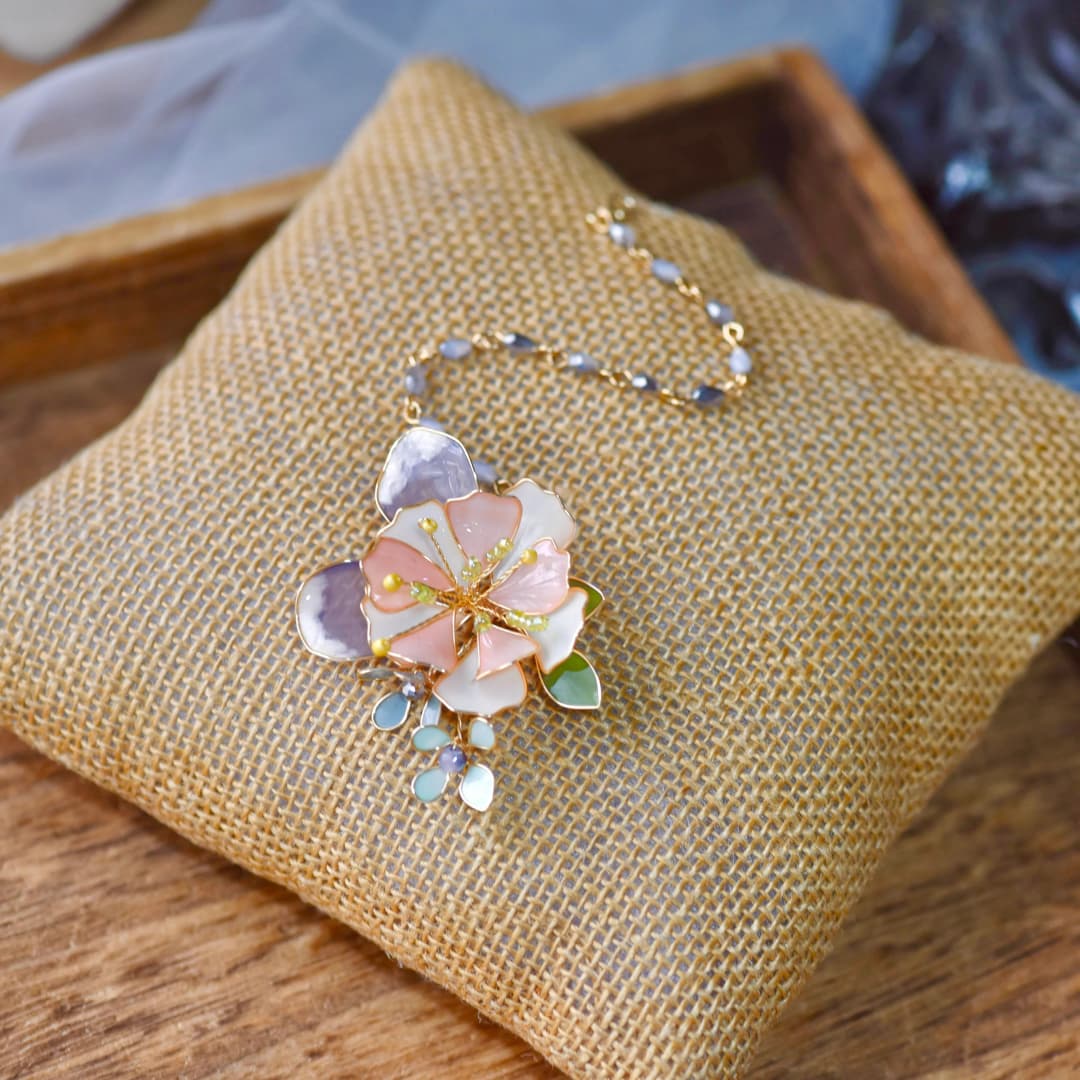 Handcrafted Designer Resin Maang Tikka: Lightweight Floral & Pearl Accent